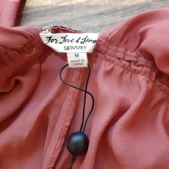 NWT FOR LOVE & LEMONS DUSTY ROSE LENA RUFFLE PAJAMA ROMPER SIZE M - Picture 4 of 5